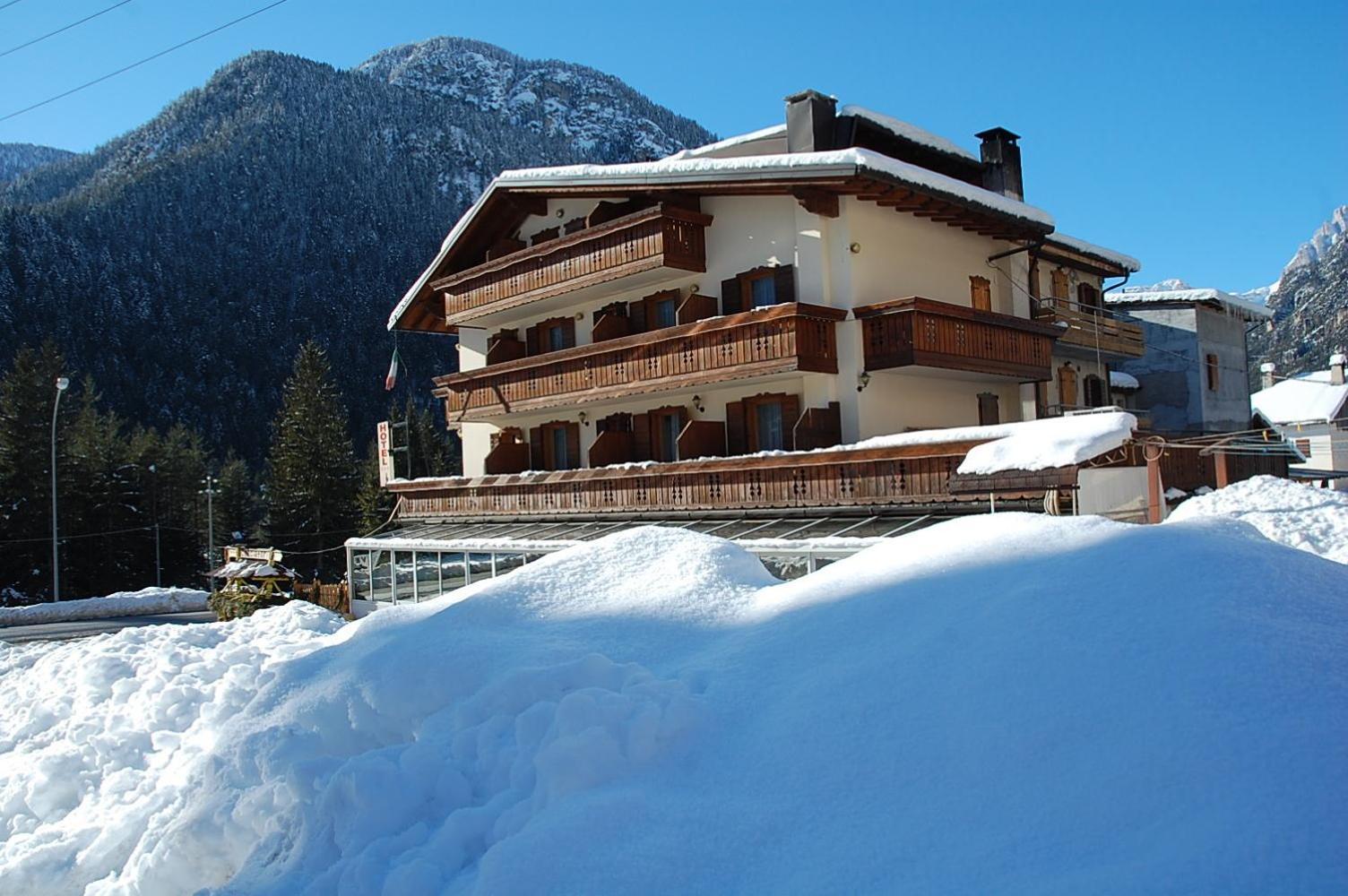Albergo Ristorante Cacciatori 아우론조디까도레 외부 사진